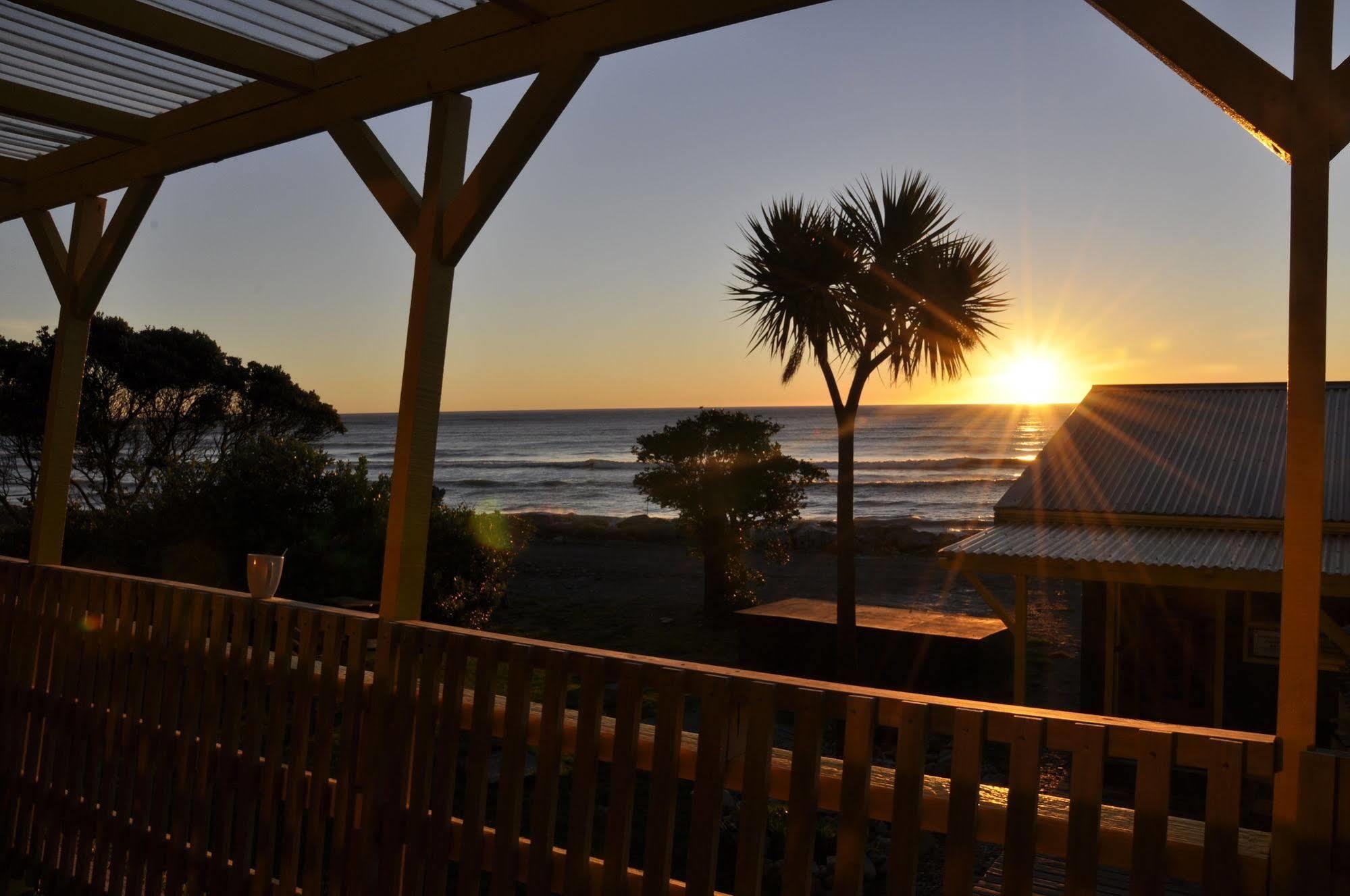 Punakaiki Beach Hostel ภายนอก รูปภาพ